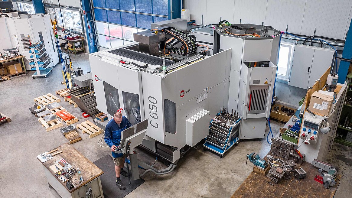 Maschinenpark der S&S Werkzeugbau GmbH mit zwei 5-Achs-Bearbeitungszentren von Hermle